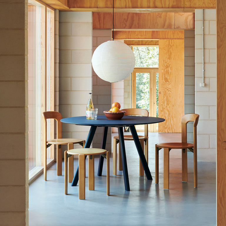 CPH25 Copenhague Table Round 140cm Smokey Blue Linoleum & Deep Blue Oak Lifestyle | HAY | Insidestore
